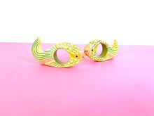 Load image into Gallery viewer, Vintage 80s Pair of Hand Carved and Hand Painted Tropical Fish Napkin Rings
